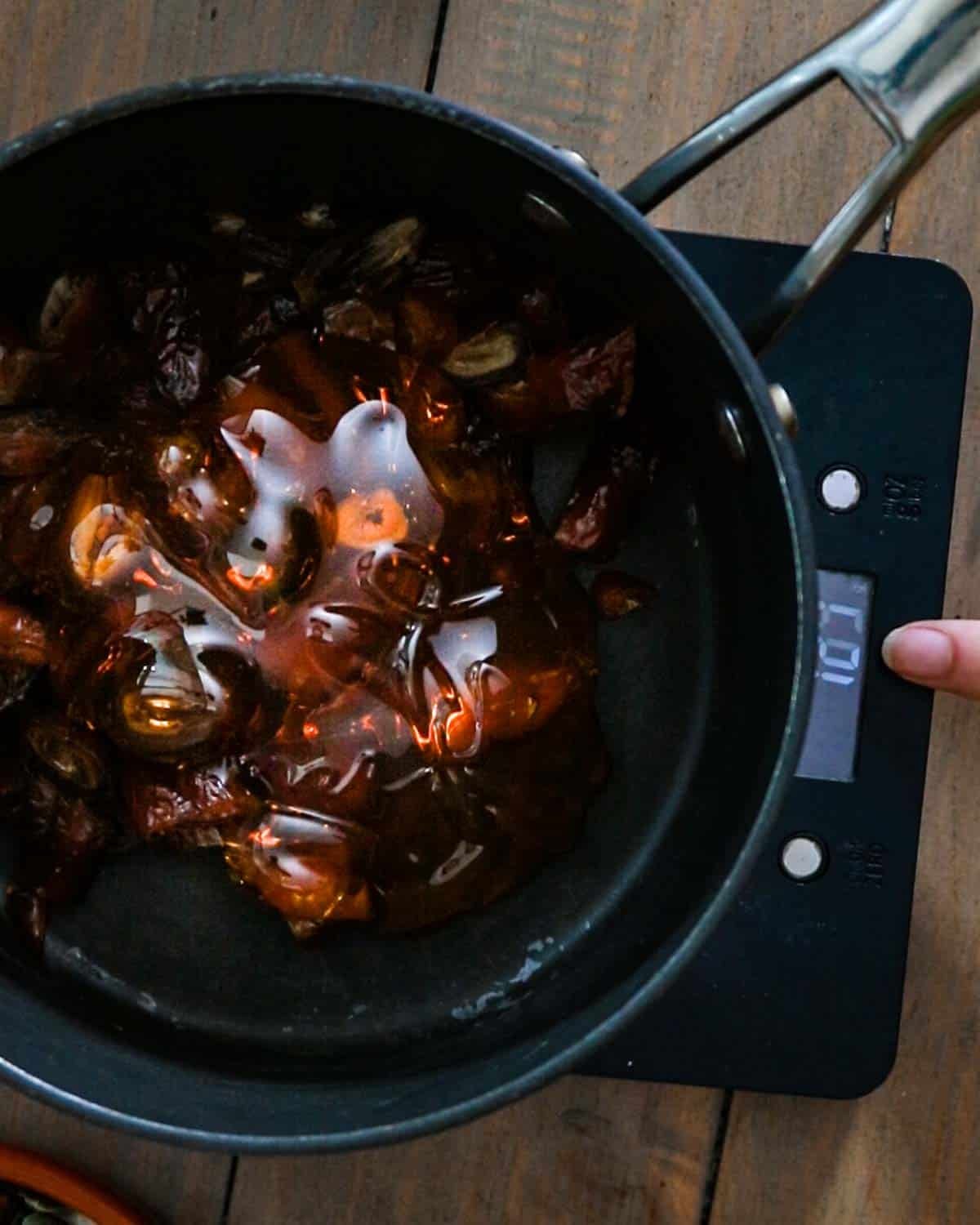 Melt the butter, golden syrup and dates in a pan.