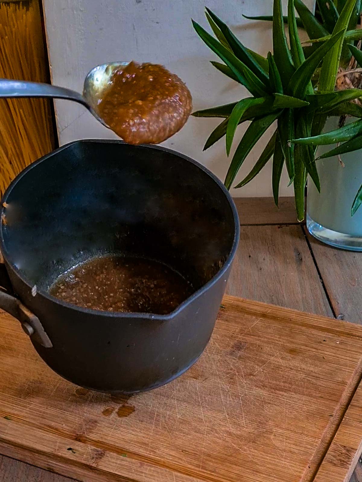 The glaze is thick and ready to use. 