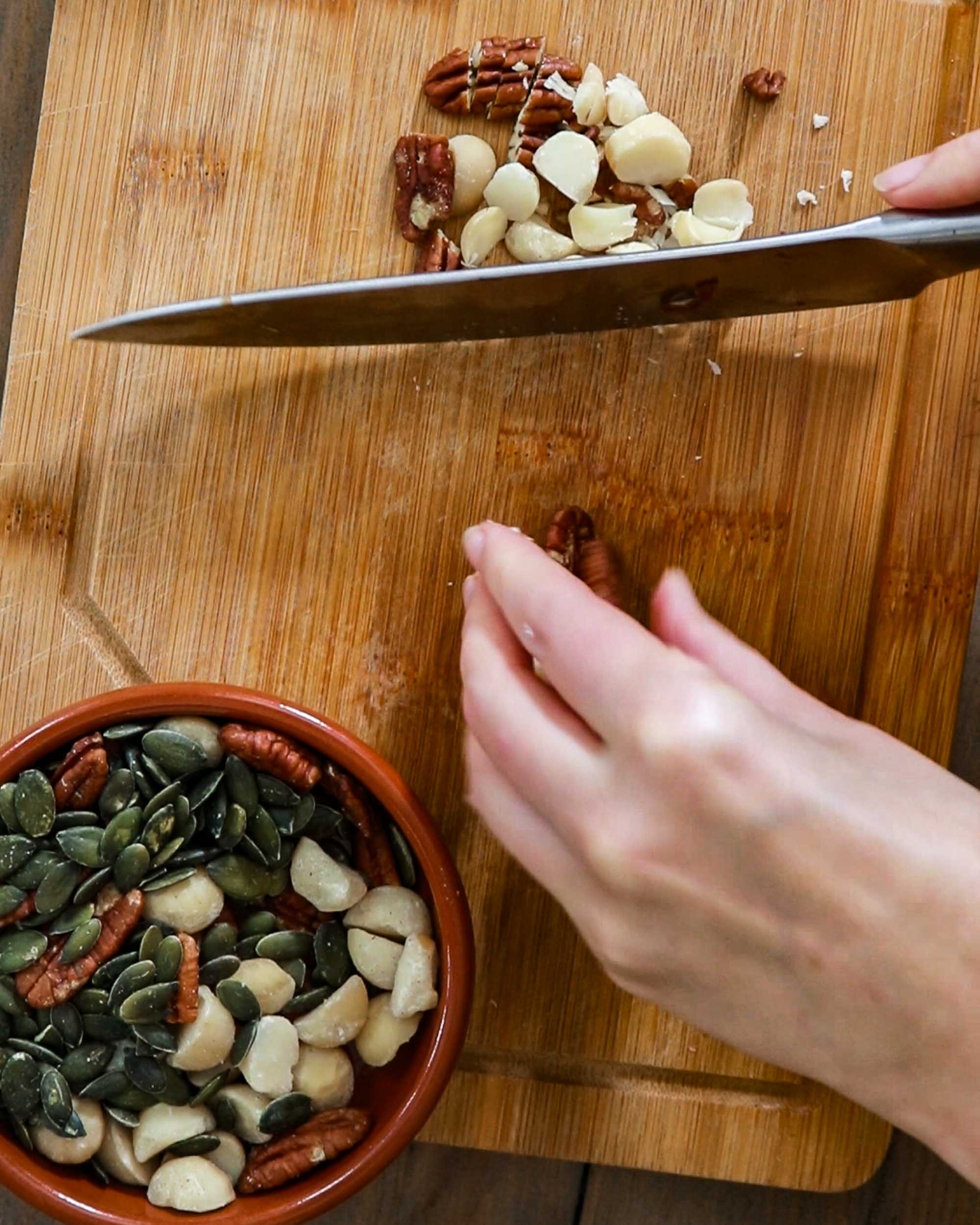 Chop up the nuts finely.
