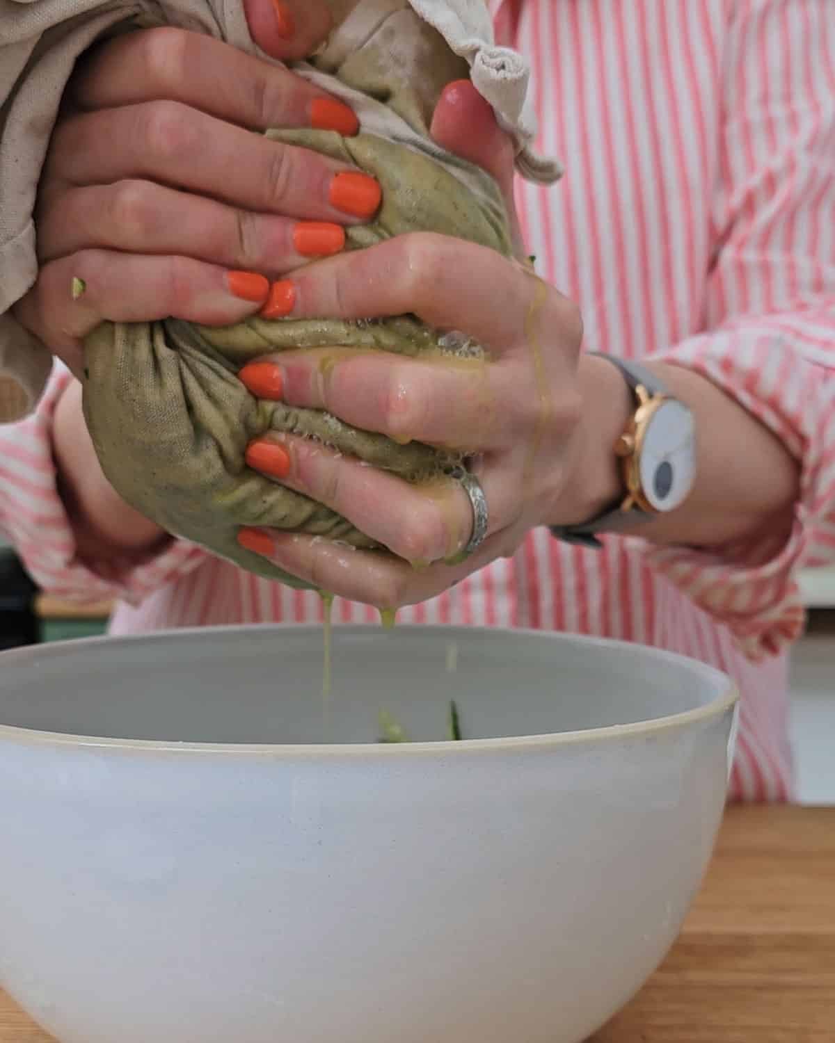 In a clean tea towel, squeeze out the zucchini.