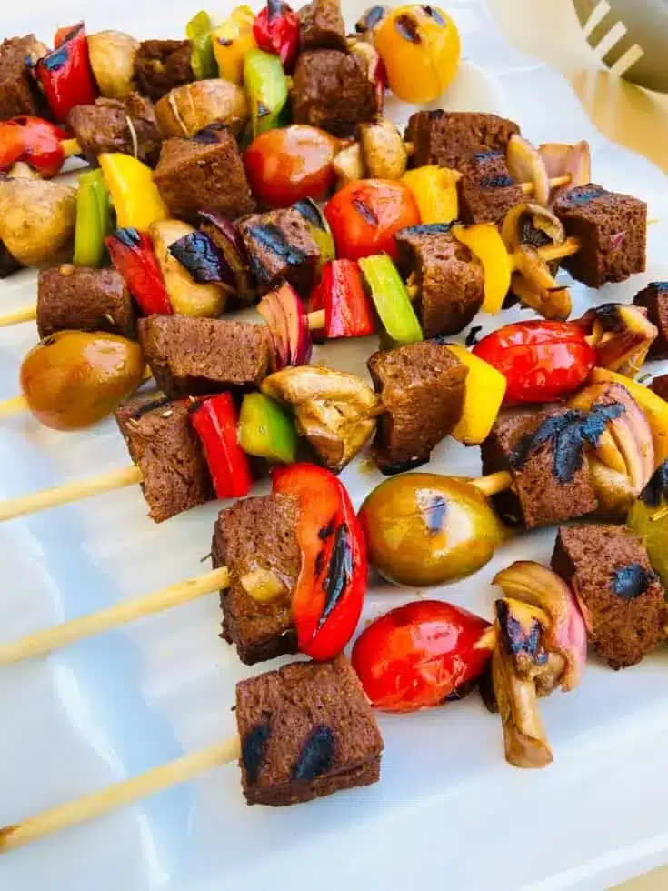 A plate of veggie kebabs that have been grilled