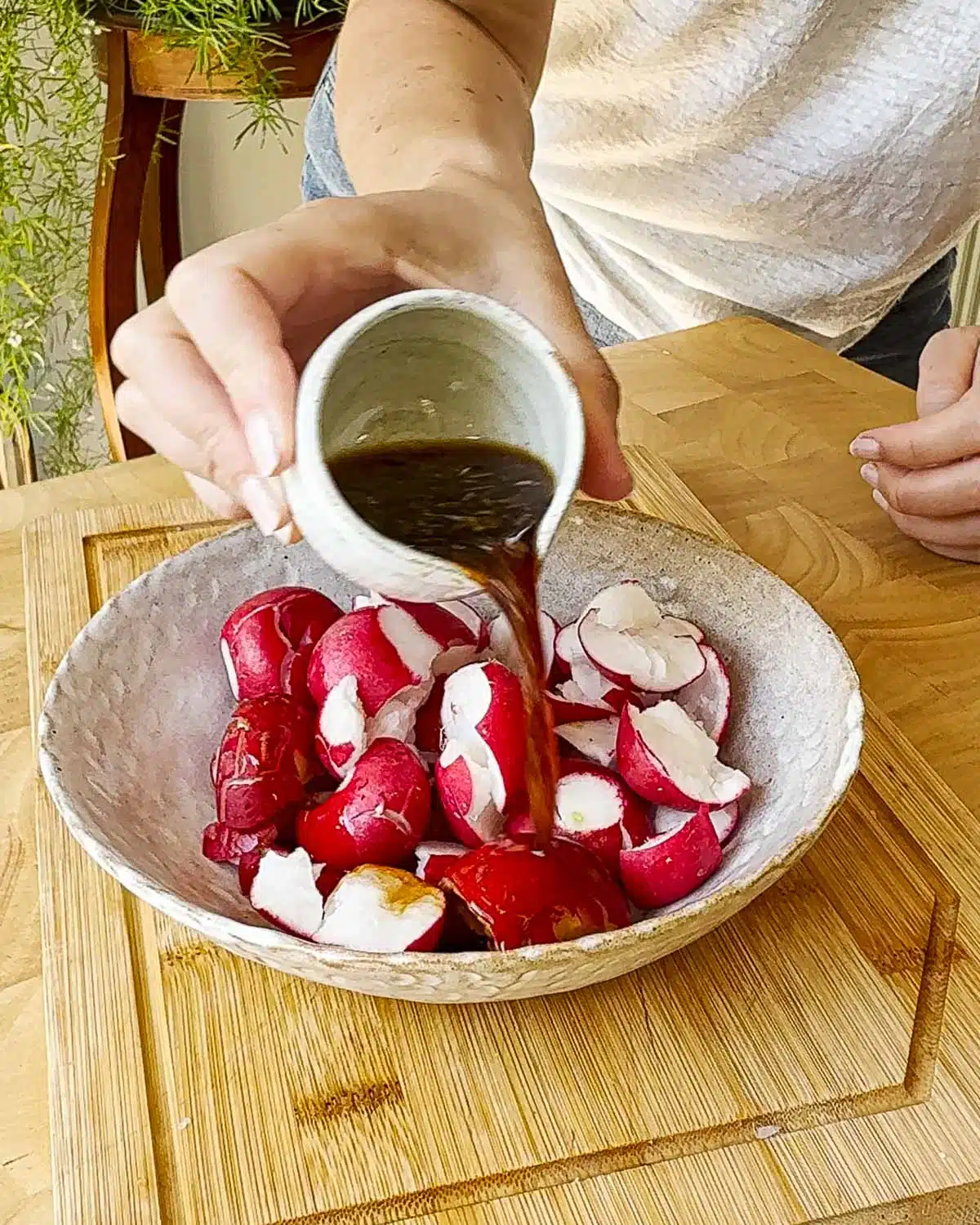 Pour the dressing over the radishes and mix well.
