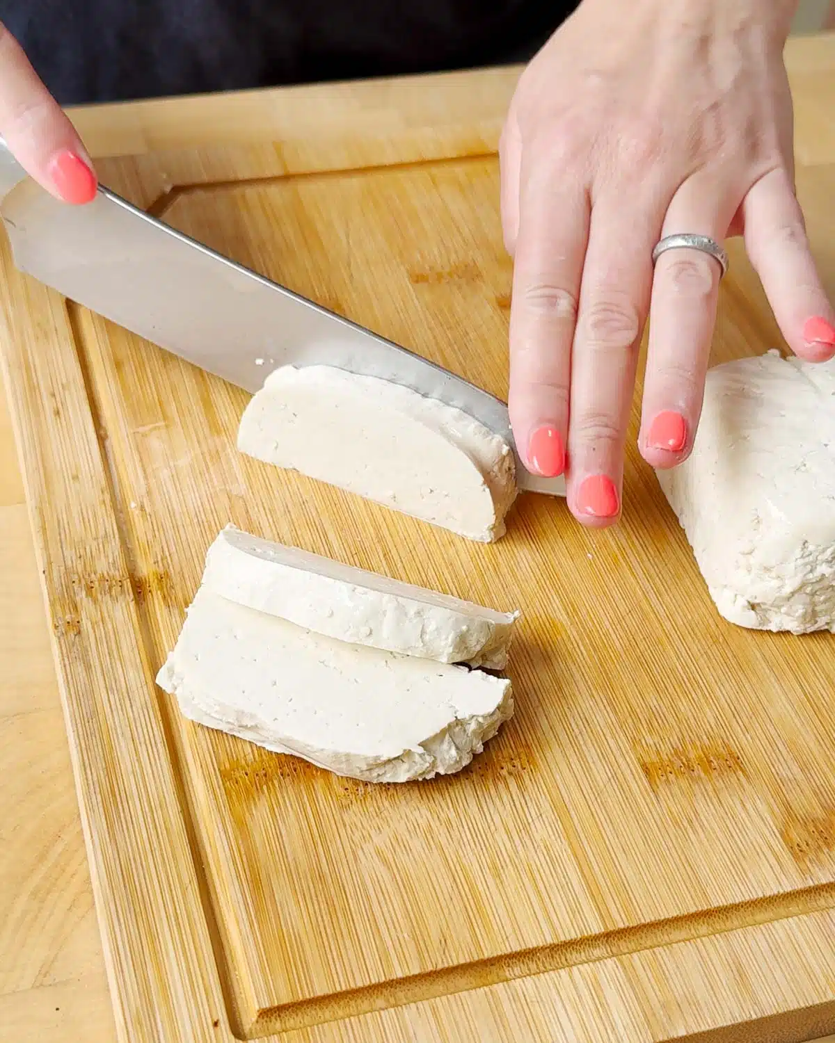 Slice to tofu in thick slices.