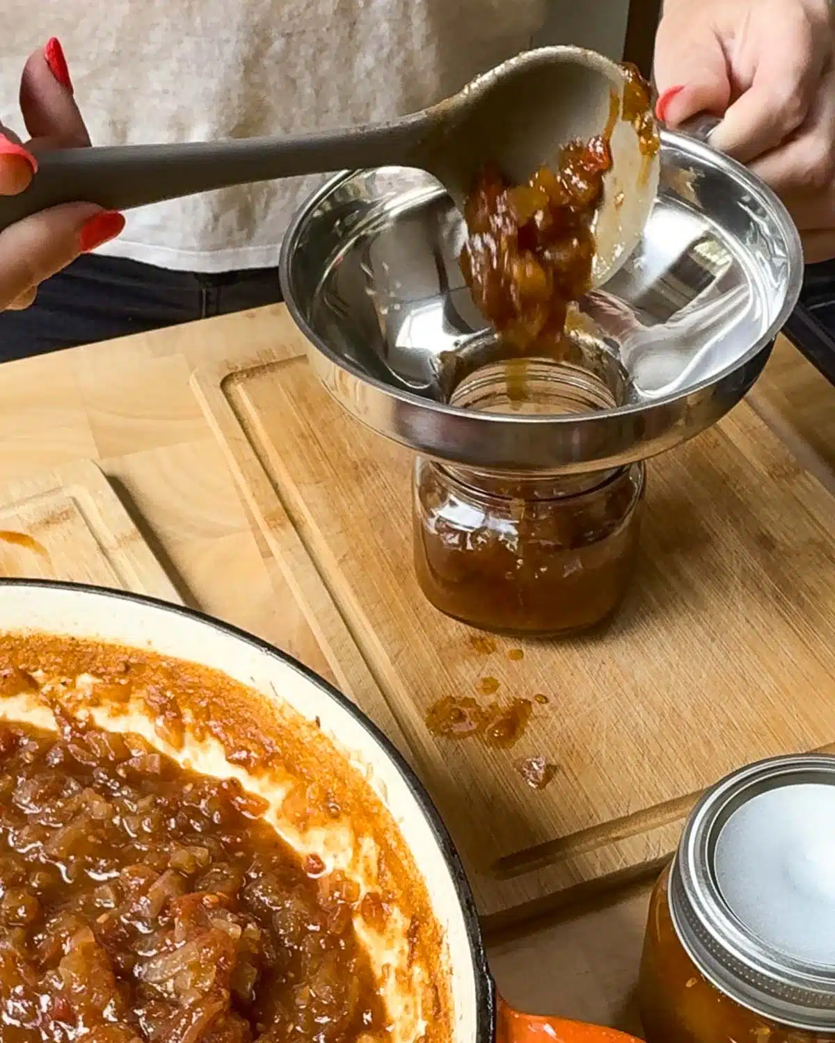 Pour into sterilised jars and seal.