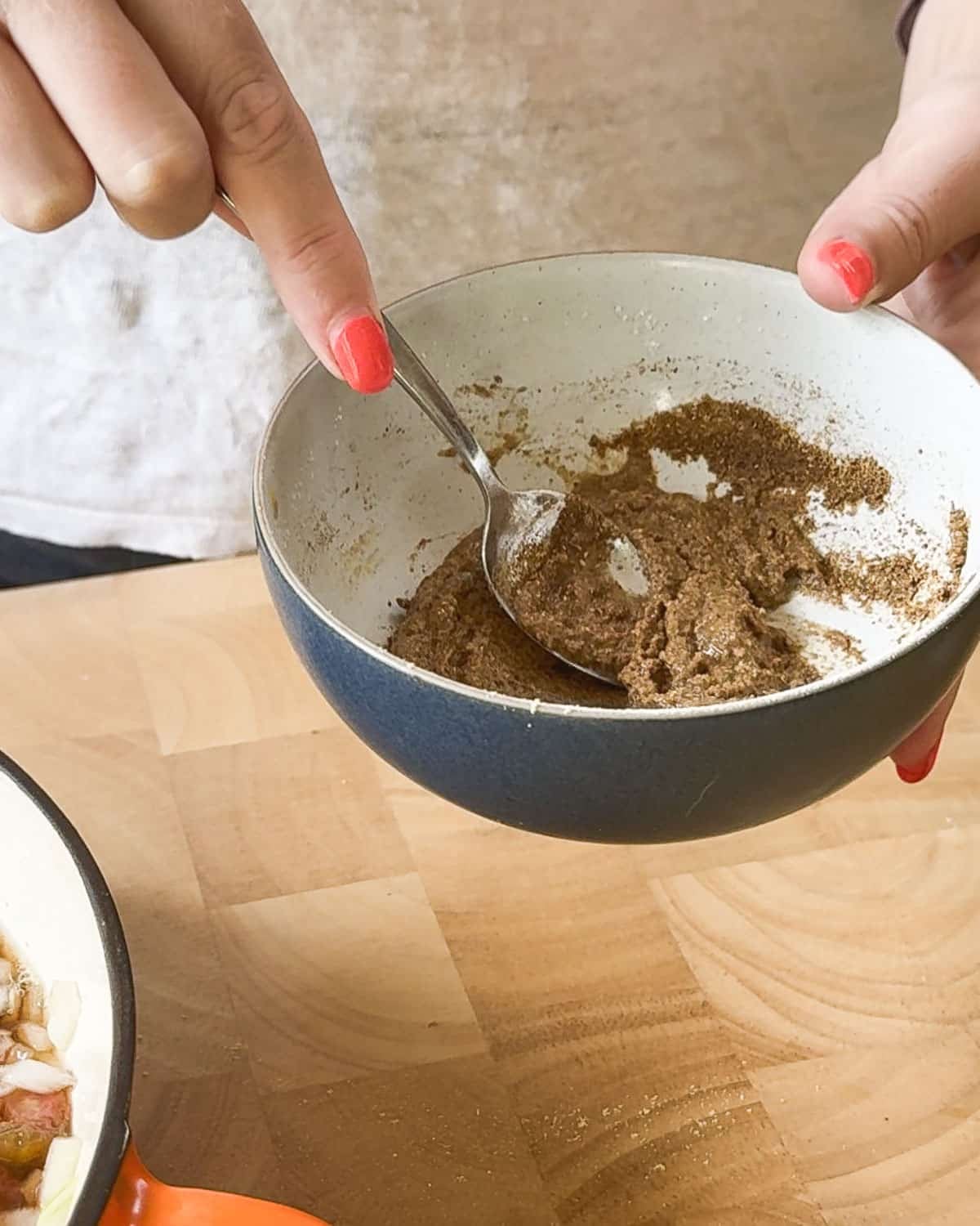 Make a paste with the vinegar, garam masala and mustard powder.