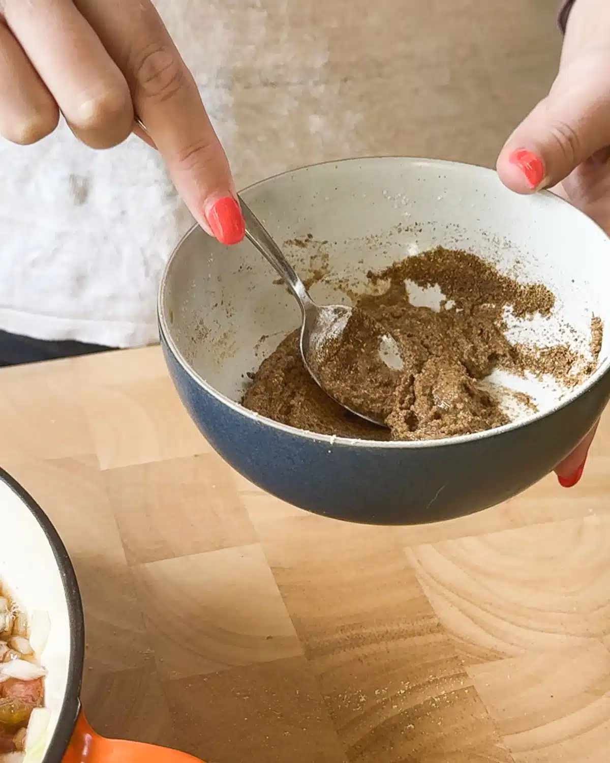 Make a paste with the vinegar, garam masala and mustard powder.