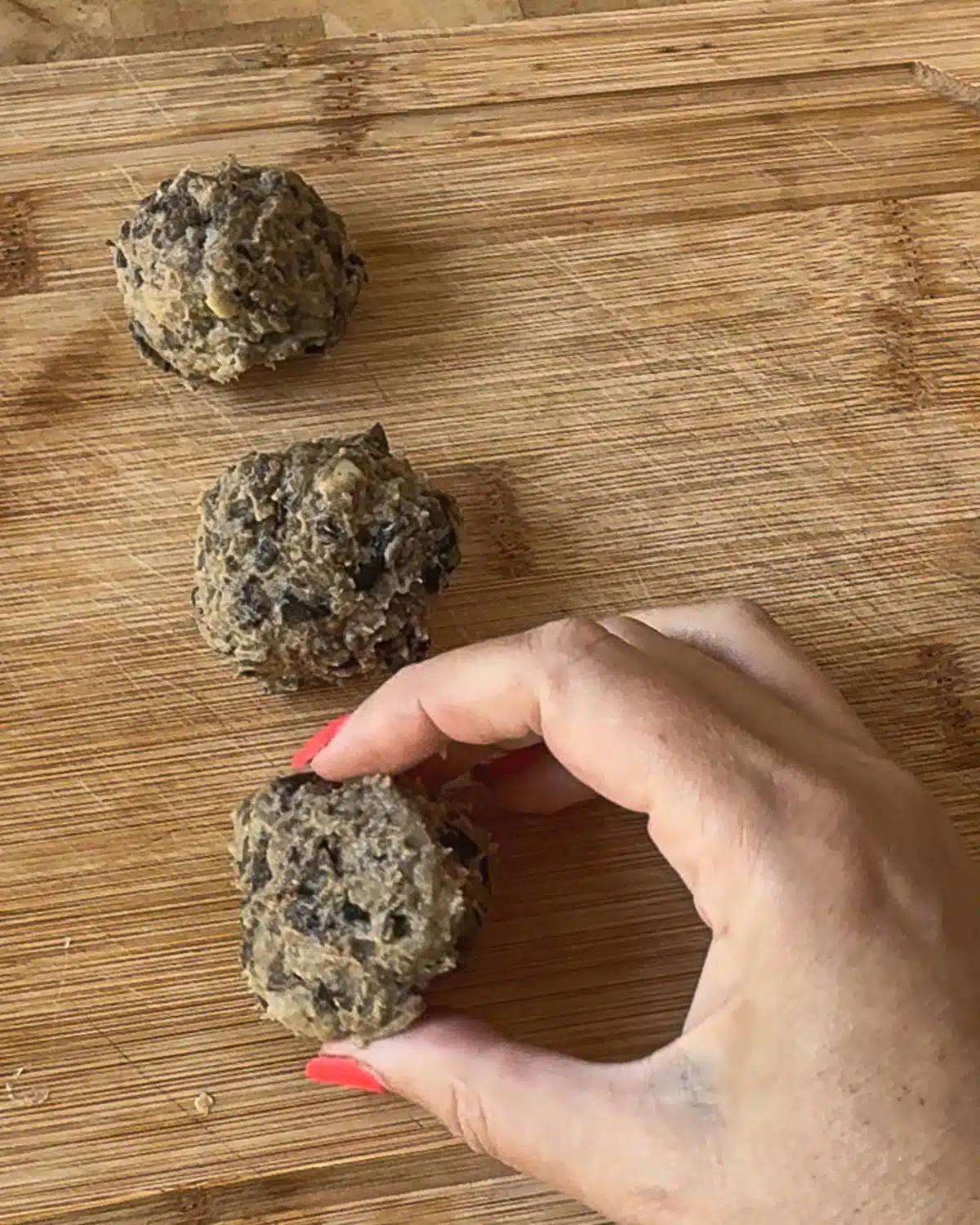 Roll all the mixture and heat a pan with oil.