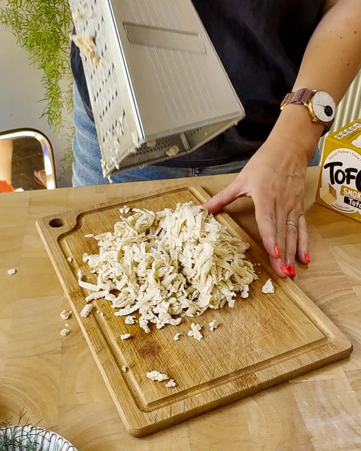 Grate the smoked tofu.